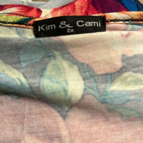 Kim & Cami floral blouse, in navy pink and green - Picture 4 of 5